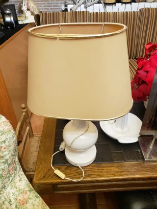 Lámpara de mesa con pantalla beige