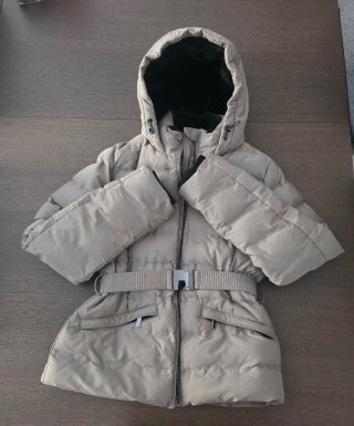 Abrigo Acolchado Beige con Cinturón