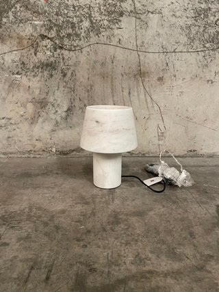 Lámpara de mesa Alaro de mármol blanco