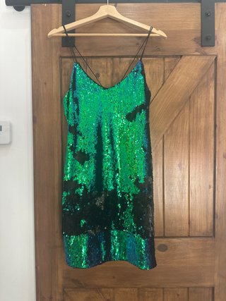 Vestido de fiesta lentejuelas verde y negro. Llevo