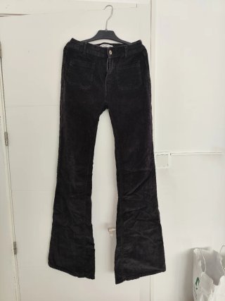 Pantalón de pana negro estilo campana