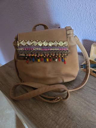 Bolso con detalles étnicos