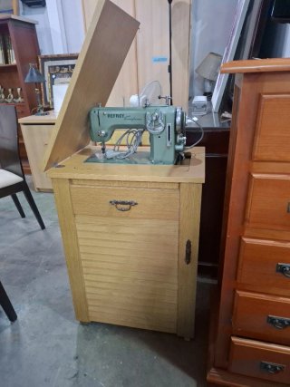 Máquina de coser Refrey con mueble