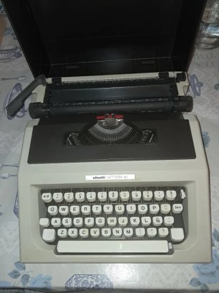 Máquina de escribir Olivetti Lettera 40