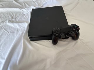 PlayStation 4 (PS4) con controller e cavi