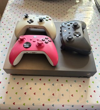 Xbox One X con 3 mandos