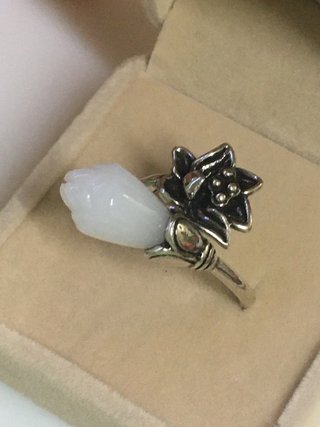 Anillo de Plata con Detalle Floral piedra blanca