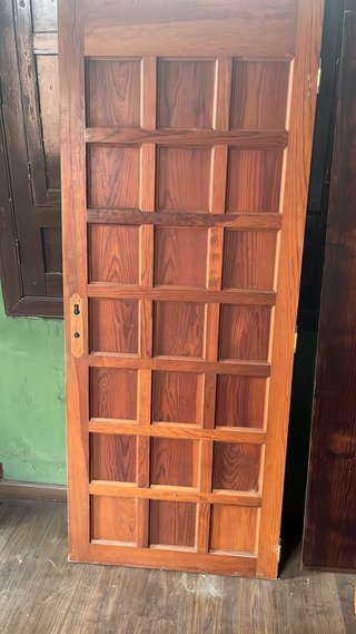 Puerta de madera maciza