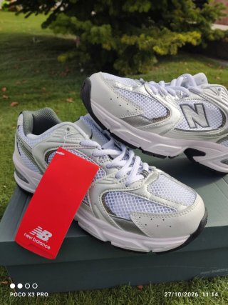 Zapatillas New Balance Blancas y Plateadas