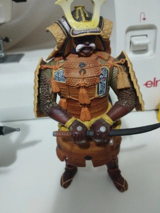 Figura de Samurái con Armadura
