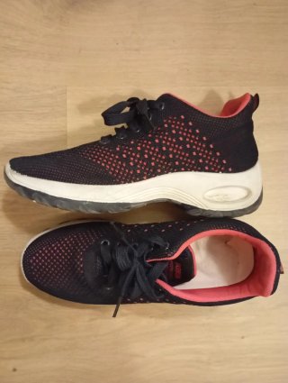 Deportivas Negras y Rosas