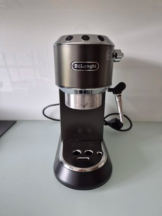 Cafetera DeLonghi Dedica + Kit Barista (Negra)