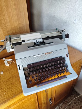 Máquina de escribir vintage Olivetti Linea 88
