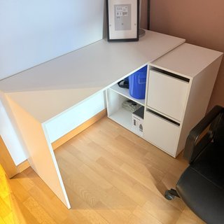Escritorio Blanco con Estantería en Barcelona