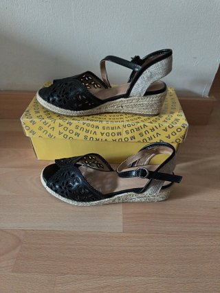 SANDALIAS FLUCHOS 100 % PIEL. COMO NUEVAS SÓLO 10€