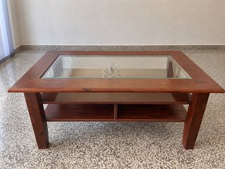 Mesa de centro de madera maciza y cristal