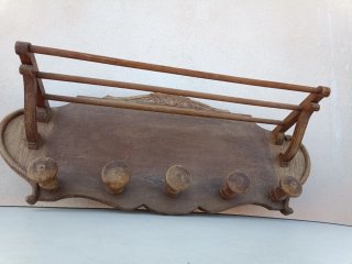 Perchero de pared antiguo con repisa