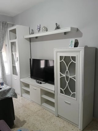 Mueble de salón blanco .
