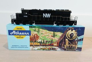 Locomotora diesel Athearn NW SD40/2 H0 con caja