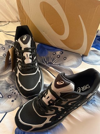Zapatos  Asics Negras y Grises muy nuevos sin usar