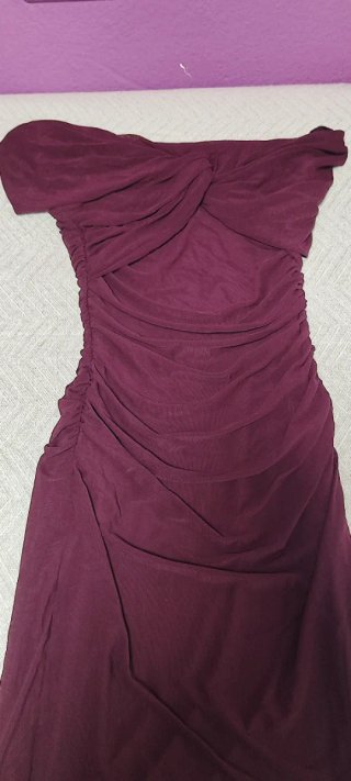 Vestido de fiesta drapeado burdeos