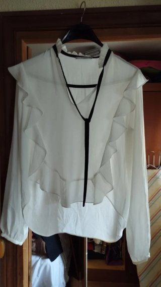 Blusa Mango con Volantes