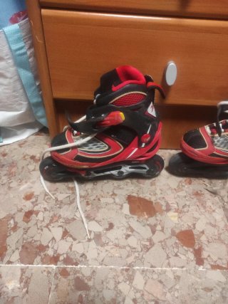 Patines en línea con protecciones