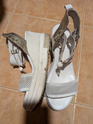 Sandalias de cuña blancas y doradas Talla 39