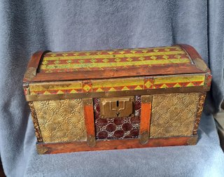 Baúl pequeño antiguo decorado, de madera