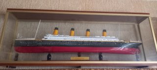Maqueta del Titanic con Vitrina