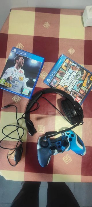 PlayStation 4 (PS4) con mando y juegos