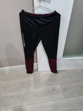 Mallas deportivas negras y granates