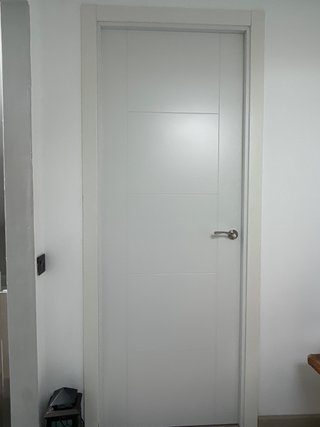 Puerta de paso blanca con marco