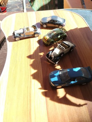 Coches antiguos pequeños.