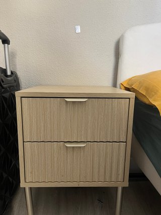 Mesita de noche de madera