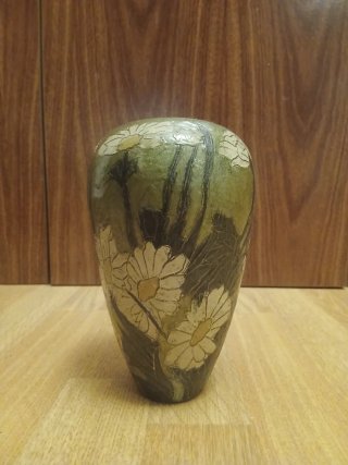 Jarrón de latón con diseño floral