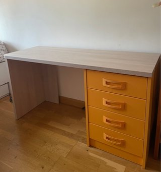Mesa de escritorio madera y cajonera naranja