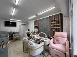 Traspaso Salón de uñas y peluquería equipado