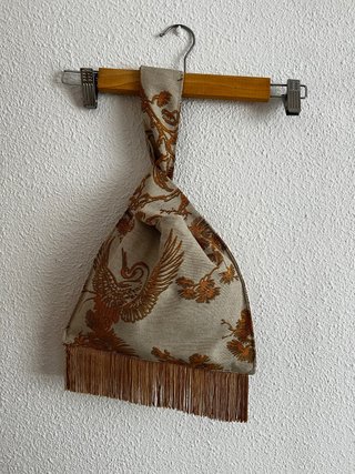 Bolso de nudo japonés con flecos.