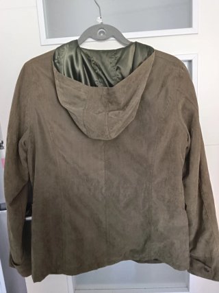 Chaqueta con capucha verde oliva