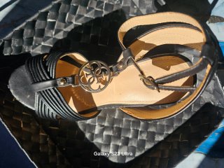Sandalias de cuña Guess negras