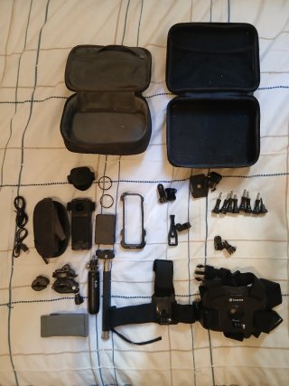 Cámara deportiva Insta360 X4 con accesorios