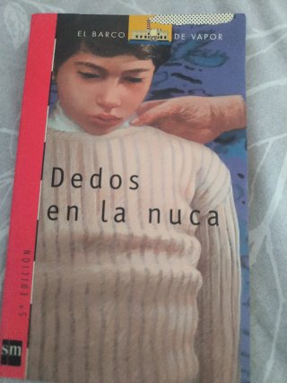 Dedos en la nuca
