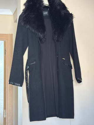 Abrigo Guess Negro con Cuello de Pelo