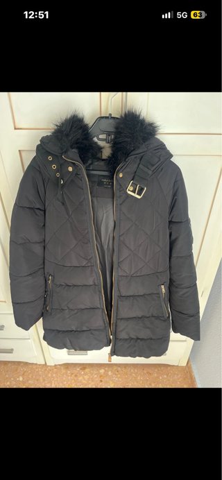 Chaquetón negro Zara con capucha