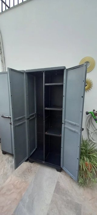 Armario Escobero Exterior de Plástico Gris.