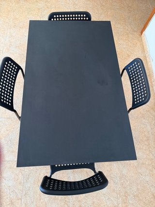 Mesa de Comedor con 4 Sillas Negras