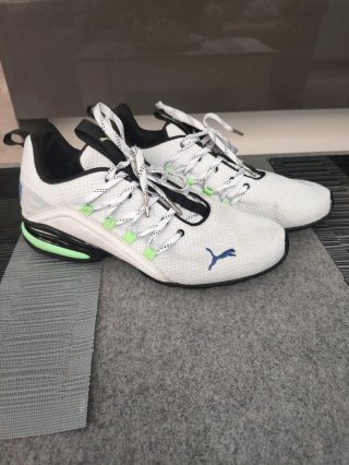 Zapatillas Puma Blancas y Negras