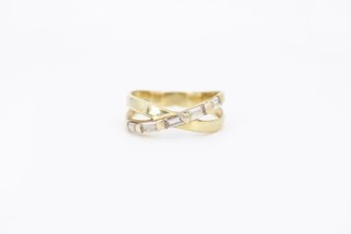 Anillo de oro 18K de diseño cruzado. Ref:021-01-01551