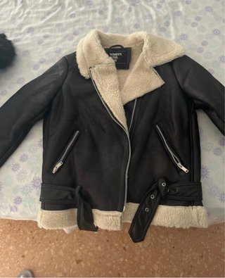 Chaqueta negra con borreguillo Lefties
